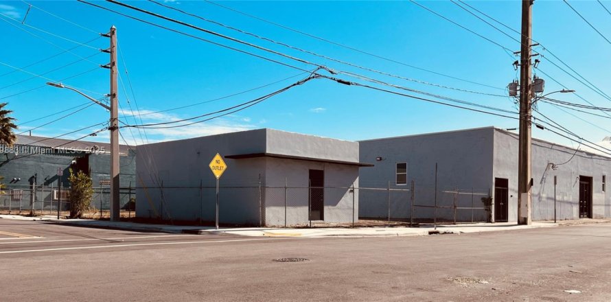 Commercial property in Miami, Florida № 1895657