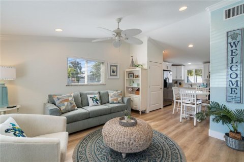 Condo in Bradenton Beach, Florida, 2 bedrooms № 2149180 - photo 3