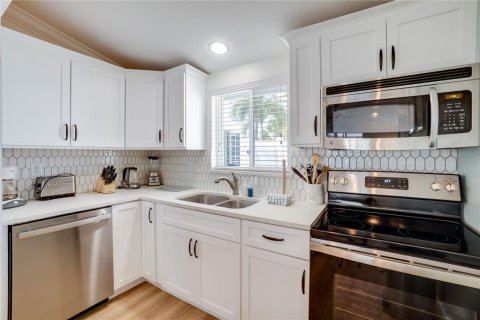 Condo in Bradenton Beach, Florida, 2 bedrooms № 2149180 - photo 9