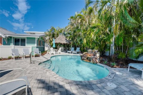 Condo in Bradenton Beach, Florida, 2 bedrooms № 2149180 - photo 17