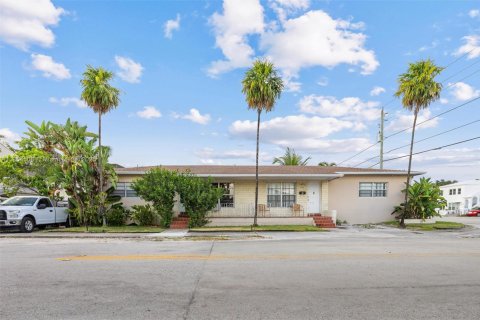 Propiedad comercial en venta en Miami, Florida, 176.42 m2 № 1875018 - foto 1