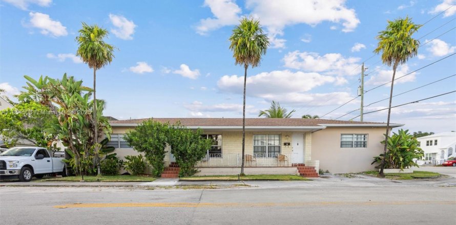 Commercial property in Miami, Florida 176.42 sq.m. № 1875018