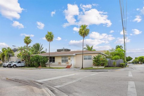 Propiedad comercial en venta en Miami, Florida, 176.42 m2 № 1875018 - foto 2