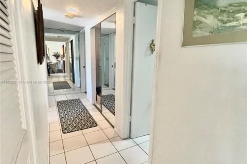 Condo in Pompano Beach, Florida, 3 bedrooms № 1978865 - photo 16