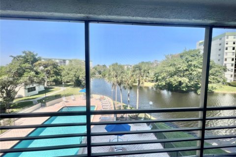 Condo in Pompano Beach, Florida, 3 bedrooms № 1978865 - photo 14