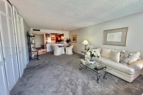 Condo in Pompano Beach, Florida, 3 bedrooms № 1978865 - photo 11