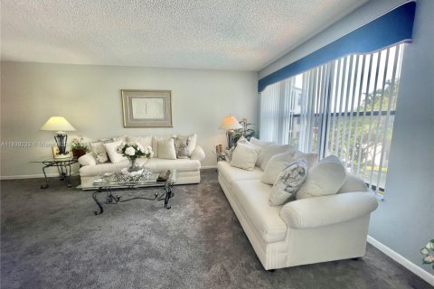 Condo in Pompano Beach, Florida, 3 bedrooms № 1978865 - photo 10