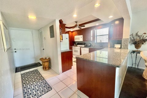 Condo in Pompano Beach, Florida, 3 bedrooms № 1978865 - photo 4