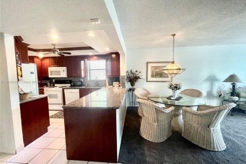 Condo in Pompano Beach, Florida, 3 bedrooms № 1978865 - photo 7