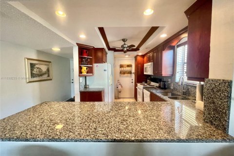 Condo in Pompano Beach, Florida, 3 bedrooms № 1978865 - photo 6
