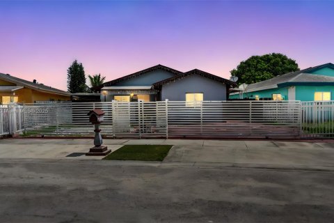 Villa ou maison à vendre à Miami, Floride: 3 chambres, 117.06 m2 № 1823431 - photo 2