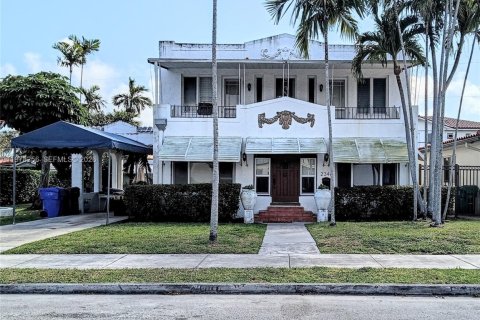 House in Miami, Florida 2 bedrooms, 214.7 sq.m. № 2042173