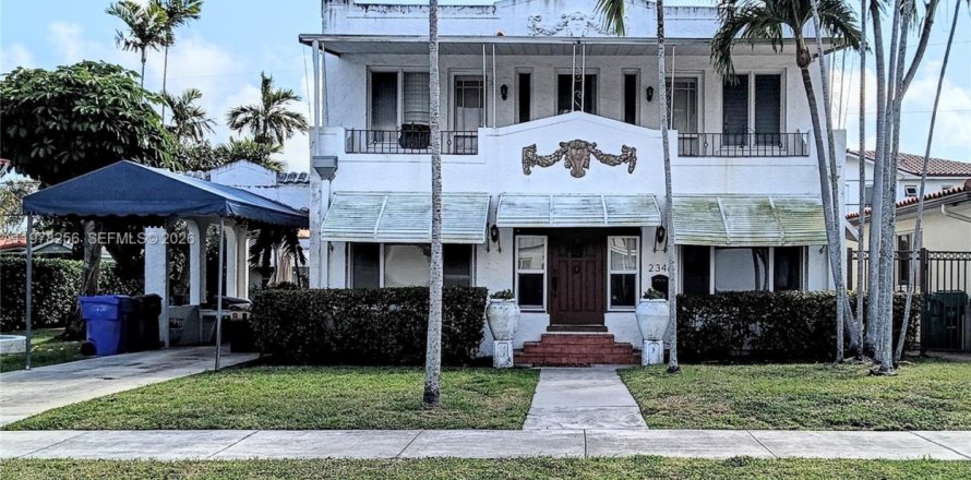 House in Miami, Florida 2 bedrooms, 214.7 sq.m. № 2042173