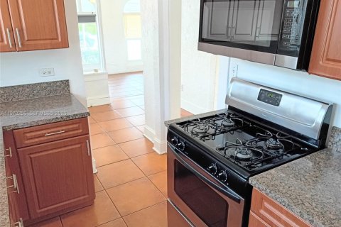 Casa en alquiler en Miami, Florida, 3 dormitorios, 214.7 m2 № 2042173 - foto 7