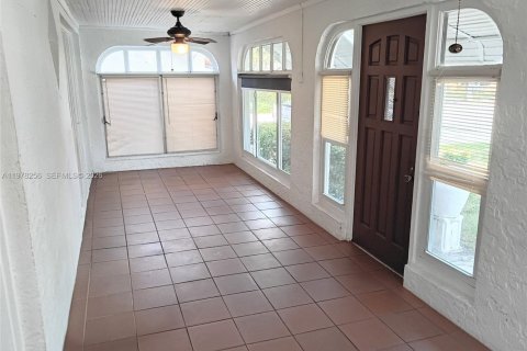 Casa en alquiler en Miami, Florida, 3 dormitorios, 214.7 m2 № 2042173 - foto 2