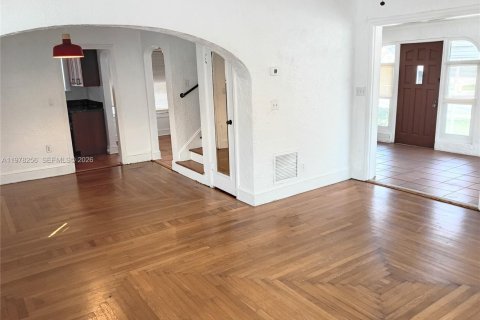 Casa en alquiler en Miami, Florida, 3 dormitorios, 214.7 m2 № 2042173 - foto 4