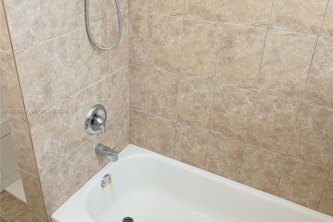 Casa en alquiler en Miami, Florida, 3 dormitorios, 214.7 m2 № 2042173 - foto 12