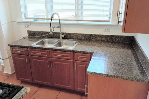 Casa en alquiler en Miami, Florida, 3 dormitorios, 214.7 m2 № 2042173 - foto 8