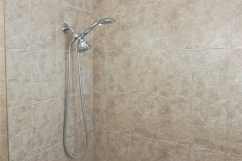 Casa en alquiler en Miami, Florida, 3 dormitorios, 214.7 m2 № 2042173 - foto 13