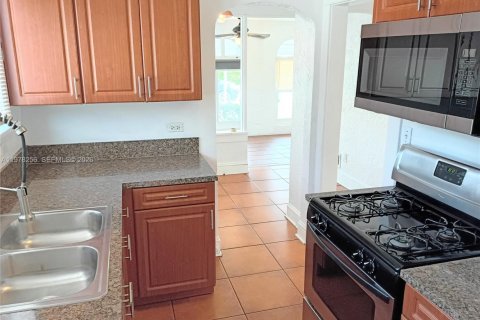 Casa en alquiler en Miami, Florida, 3 dormitorios, 214.7 m2 № 2042173 - foto 6