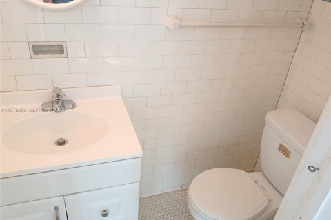 Casa en alquiler en Miami, Florida, 3 dormitorios, 214.7 m2 № 2042173 - foto 10