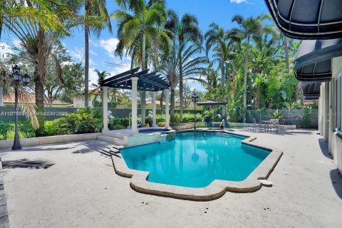Снять в аренду виллу или дом в Майами-Лейкс, Флорида 6 спален, 387.96м2, № 2050791 - фото 12