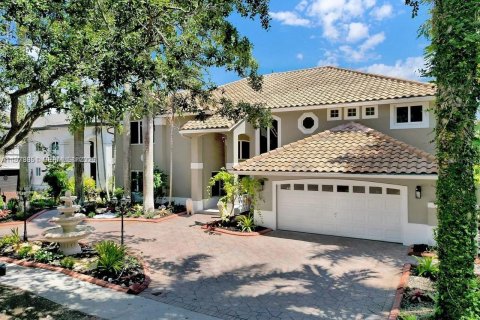 Снять в аренду виллу или дом в Майами-Лейкс, Флорида 6 спален, 387.96м2, № 2050791 - фото 2