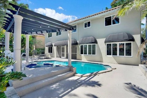 Снять в аренду виллу или дом в Майами-Лейкс, Флорида 6 спален, 387.96м2, № 2050791 - фото 3