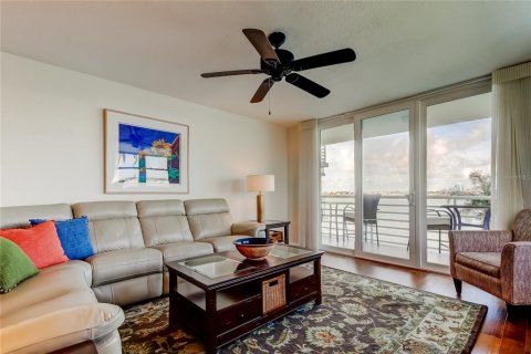 Condo in Saint Petersburg, Florida, 2 bedrooms  № 1817811 - photo 11