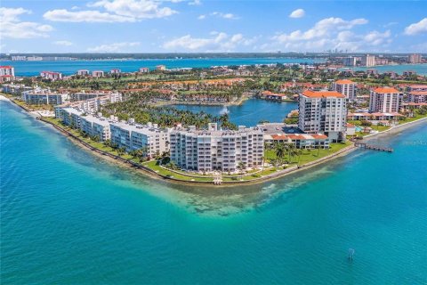 Condo in Saint Petersburg, Florida, 2 bedrooms  № 1817811 - photo 1