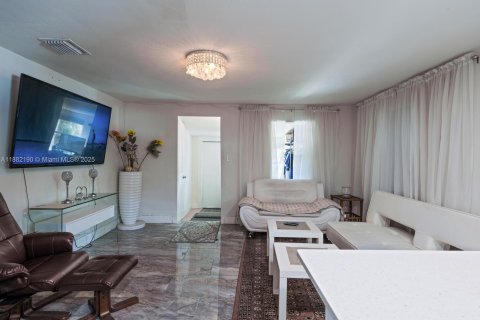 House in Fort Lauderdale, Florida 2 bedrooms, 73.02 sq.m. № 1978445 - photo 5