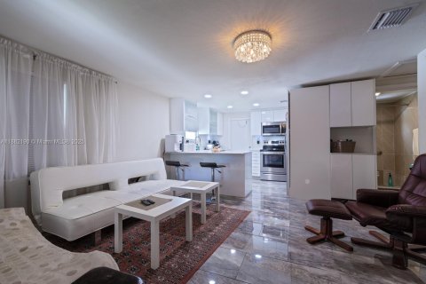 House in Fort Lauderdale, Florida 2 bedrooms, 73.02 sq.m. № 1978445 - photo 3