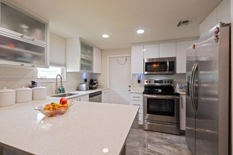 House in Fort Lauderdale, Florida 2 bedrooms, 73.02 sq.m. № 1978445 - photo 6