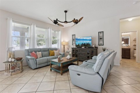 House in Grand Island, Florida 4 bedrooms, 243.87 sq.m. № 2205427 - photo 6