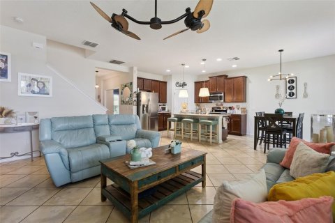 House in Grand Island, Florida 4 bedrooms, 243.87 sq.m. № 2205427 - photo 8
