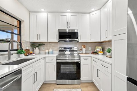 House in Tampa, Florida 3 bedrooms, 151.06 sq.m. № 2399192 - photo 8