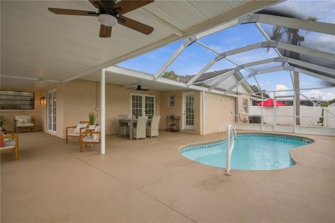 House in Tampa, Florida 3 bedrooms, 151.06 sq.m. № 2399192 - photo 2
