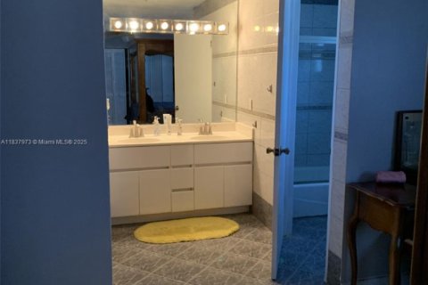 Villa ou maison à vendre à Miami, Floride: 4 chambres, 207.17 m2 № 1823604 - photo 22
