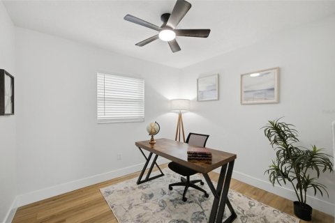 House in Clearwater, Florida 4 bedrooms, 137.5 sq.m. № 2157728 - photo 25