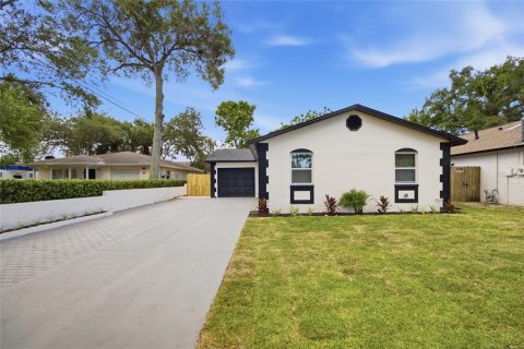 House in Clearwater, Florida 4 bedrooms, 137.5 sq.m. № 2157728 - photo 2