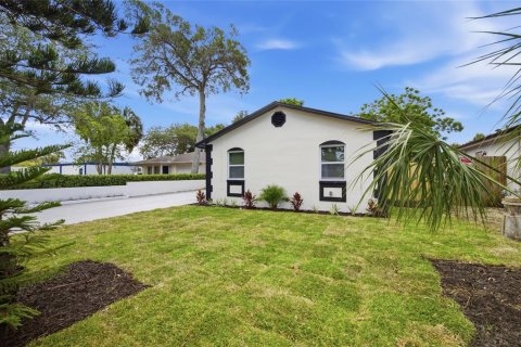 House in Clearwater, Florida 4 bedrooms, 137.5 sq.m. № 2157728 - photo 30
