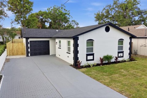 House in Clearwater, Florida 4 bedrooms, 137.5 sq.m. № 2157728