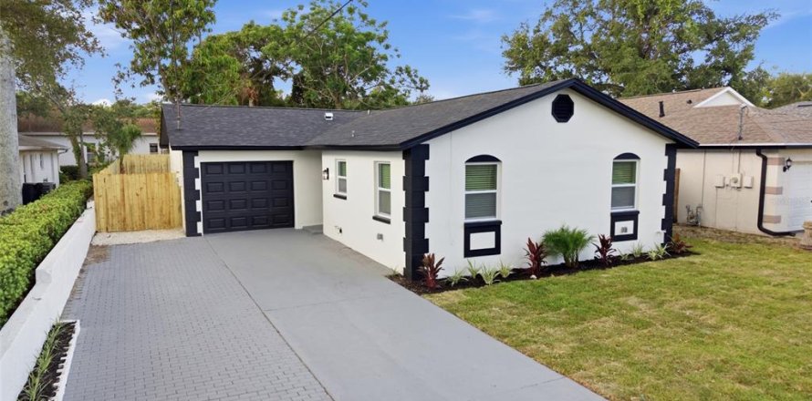 House in Clearwater, Florida 4 bedrooms, 137.5 sq.m. № 2157728
