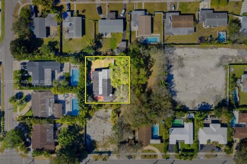 Casa en venta en Miami, Florida, 7 dormitorios, 315.12 m2 № 2033842 - foto 15