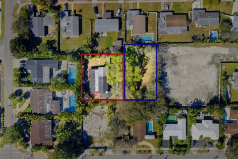 Casa en venta en Miami, Florida, 7 dormitorios, 315.12 m2 № 2033842 - foto 17