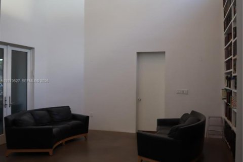 Casa en venta en Miami, Florida, 7 dormitorios, 315.12 m2 № 2033842 - foto 7