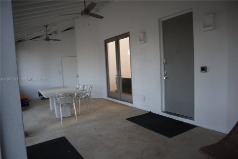 Casa en venta en Miami, Florida, 7 dormitorios, 315.12 m2 № 2033842 - foto 11
