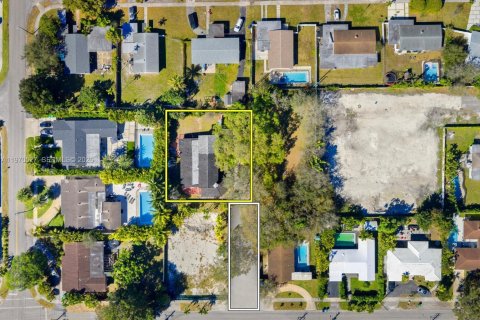 Casa en venta en Miami, Florida, 7 dormitorios, 315.12 m2 № 2033842 - foto 19