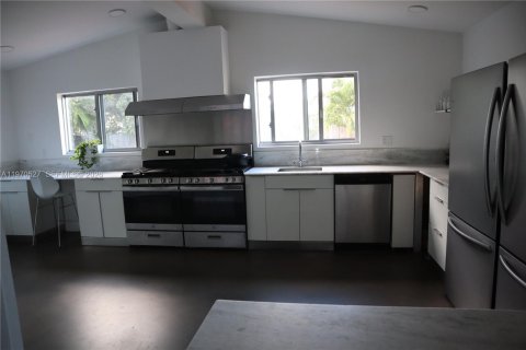 Casa en venta en Miami, Florida, 7 dormitorios, 315.12 m2 № 2033842 - foto 9