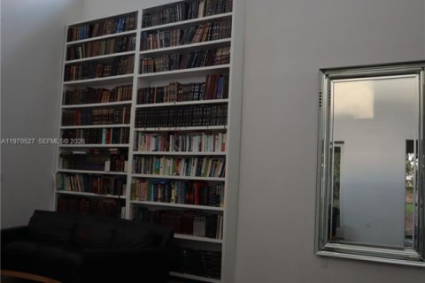 Casa en venta en Miami, Florida, 7 dormitorios, 315.12 m2 № 2033842 - foto 8